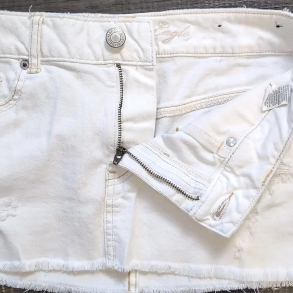 💠 American Eagle White Distressed Denim Mini Skirt Womens Size 6 Stretch - Picture 5 of 12